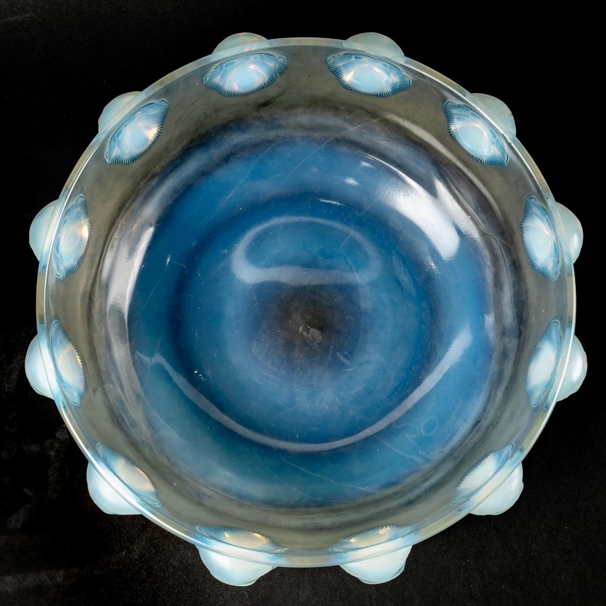 1928 René Lalique Madagascar Coupe Bowl Opalescent Glass, Monkeys In Good Condition In Boulogne Billancourt, FR