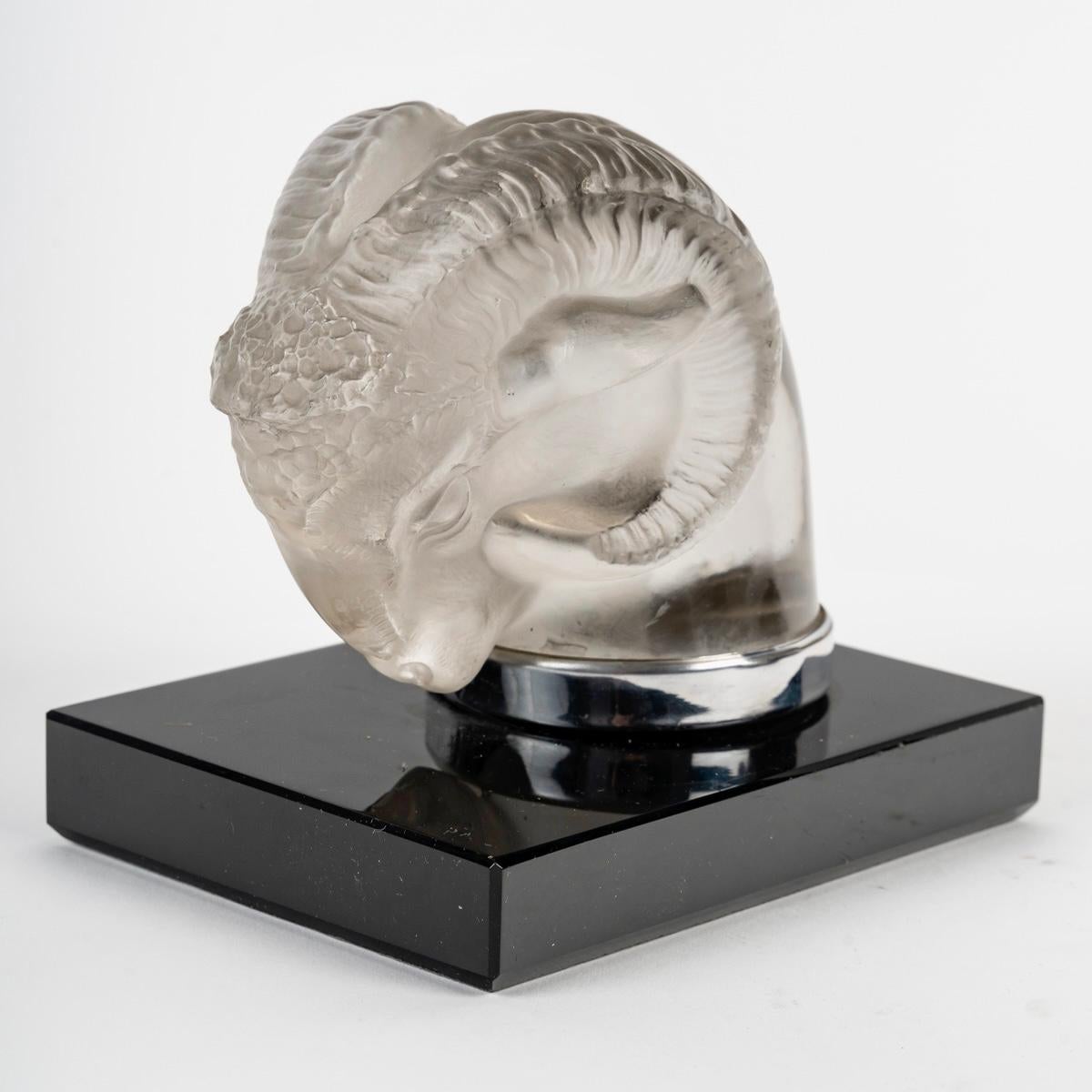 Français 1928 René Lalique - Paire de serre-livres Car Mascots Tete De Belier Verre en vente