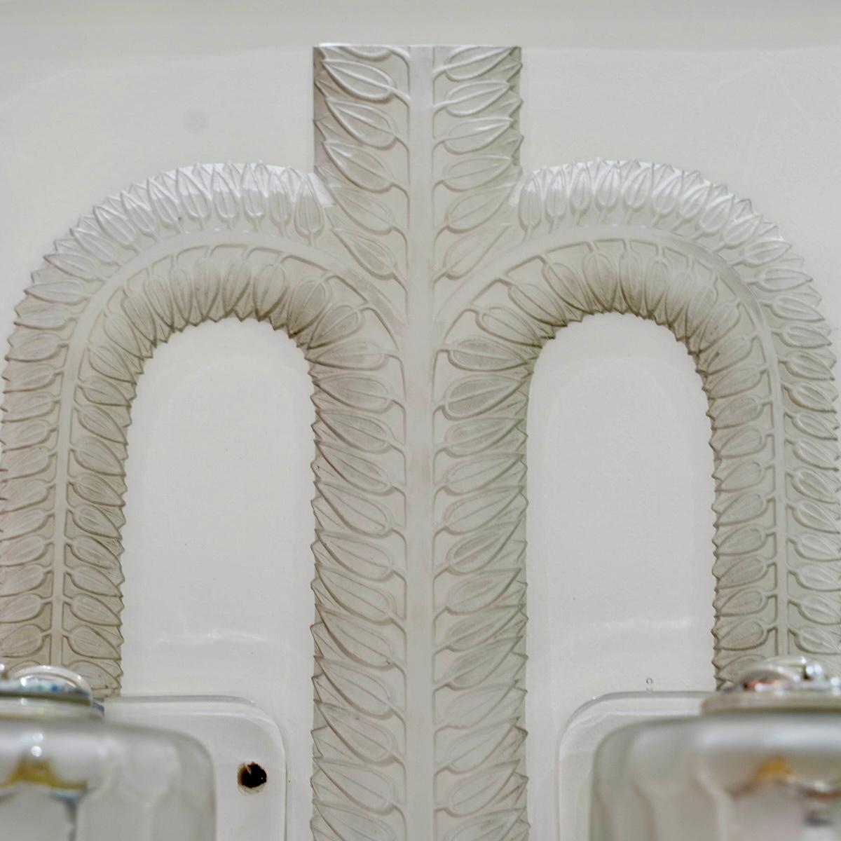 1928 René Lalique - Paar Wandleuchten aus Saint Nabor Glas (Französisch) im Angebot