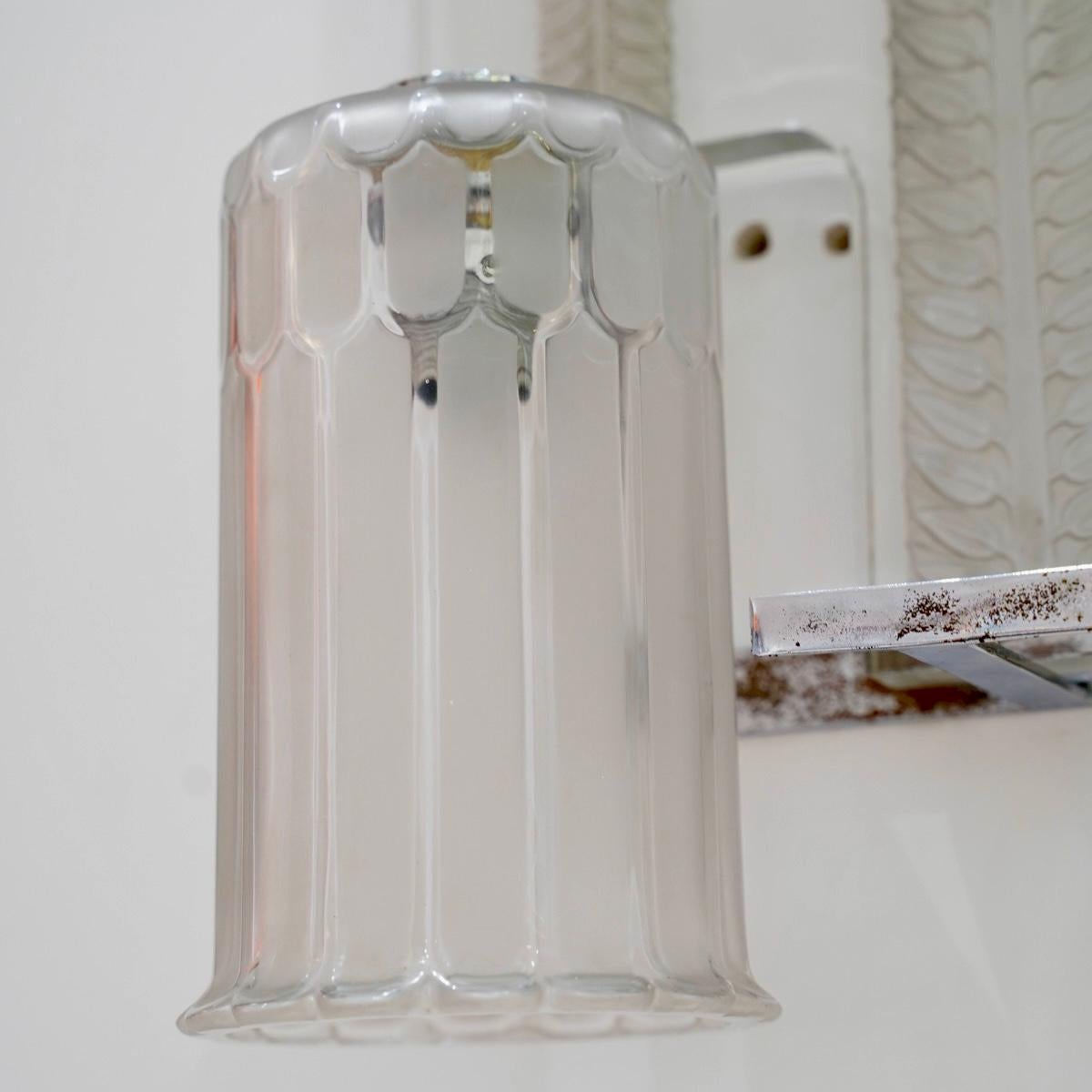 1928 René Lalique - Paar Wandleuchten aus Saint Nabor Glas (Geformt) im Angebot