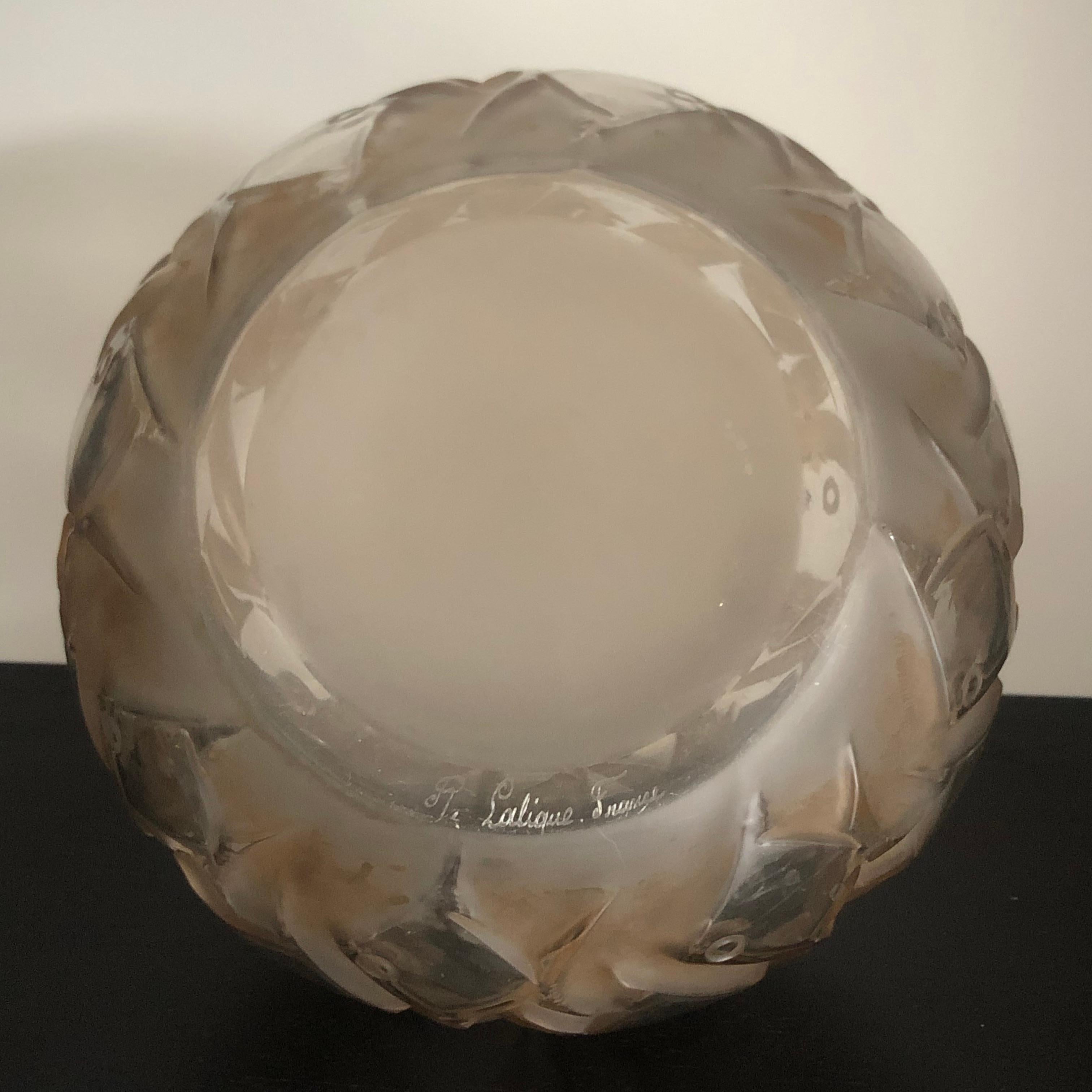 1928 René Lalique Penthievre Vase in Clear Glass with Sepia Patina Fishes In Good Condition In Boulogne Billancourt, FR