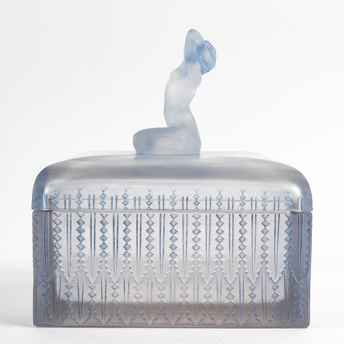 1928 René Lalique Sultane Box Frosted Glass with Blue Patina In Good Condition In Boulogne Billancourt, FR