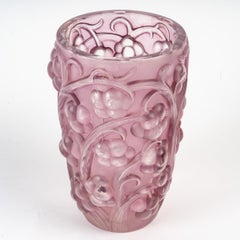 1928 René Lalique, Vase Raisins Frosted Glass With Pink Patina