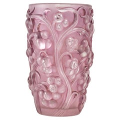 1928 René Lalique, Vase Raisins Frosted Glass With Pink Patina