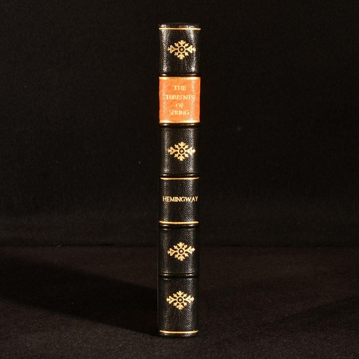 Ein fein gebundenes Exemplar dieses weniger bekannten satirischen Romans des großen amerikanischen Schriftstellers Ernest Hemingway, die zweite Auflage.

Die zweite Auflage dieses Werkes, das erstmals 1926 veröffentlicht wurde.

Smart in einem