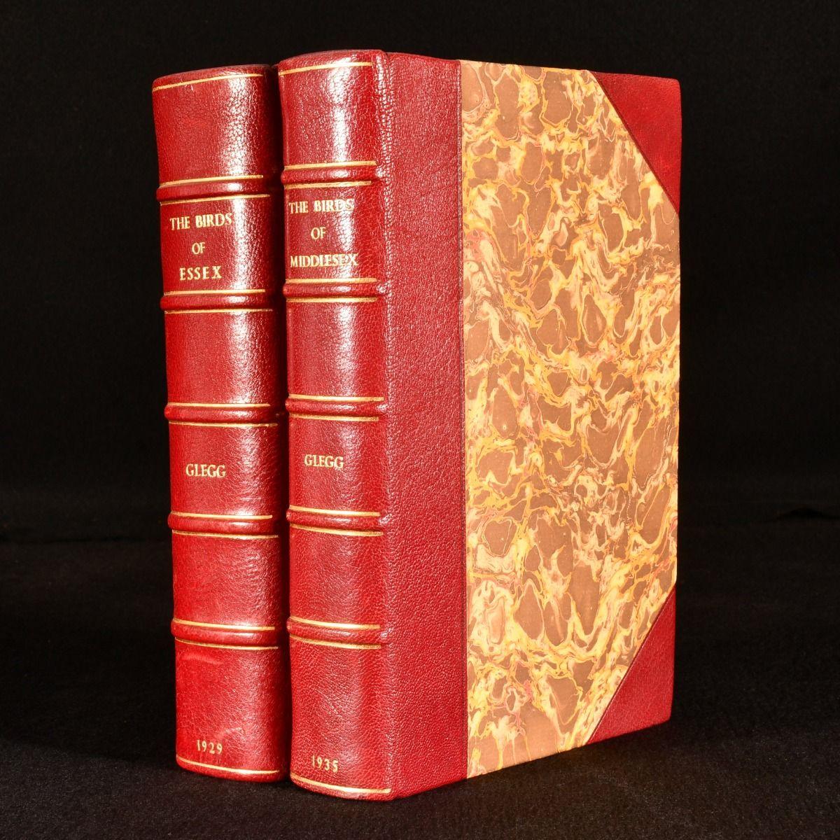 Les premières éditions de ces deux études ornithologiques de William E. Glegg. Illustré tout au long de l'ouvrage, dans de belles reliures en demi-maroquin.

Deux premières éditions d'ouvrages ornithologiques de William E. Glegg, examinant