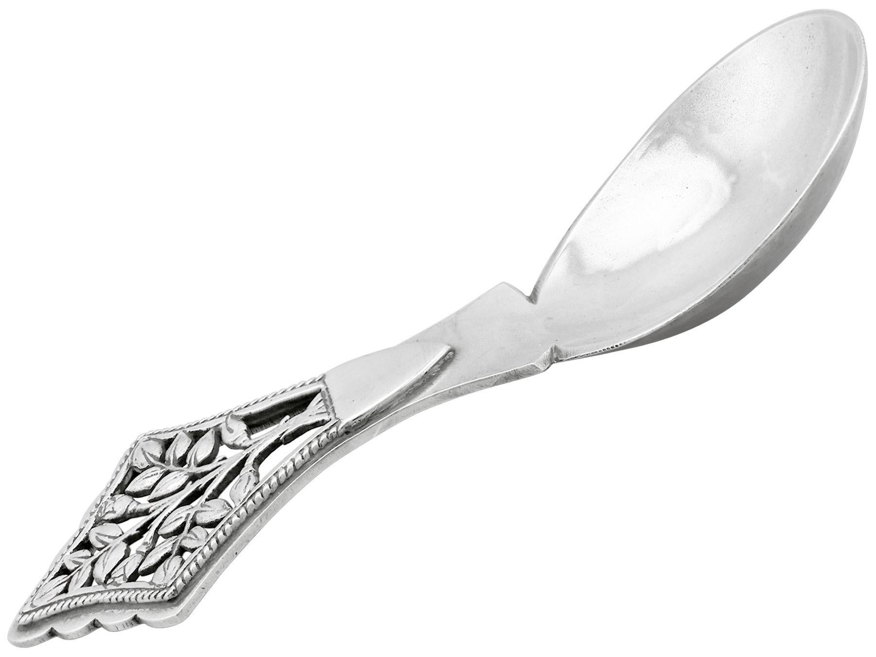 An exceptional, fine and impressive antique George V English sterling silver caddy spoon made by Henry George Murphy; an addition to our teaware collection.

This exceptional antique George V sterling silver caddy spoon has a plain rounded