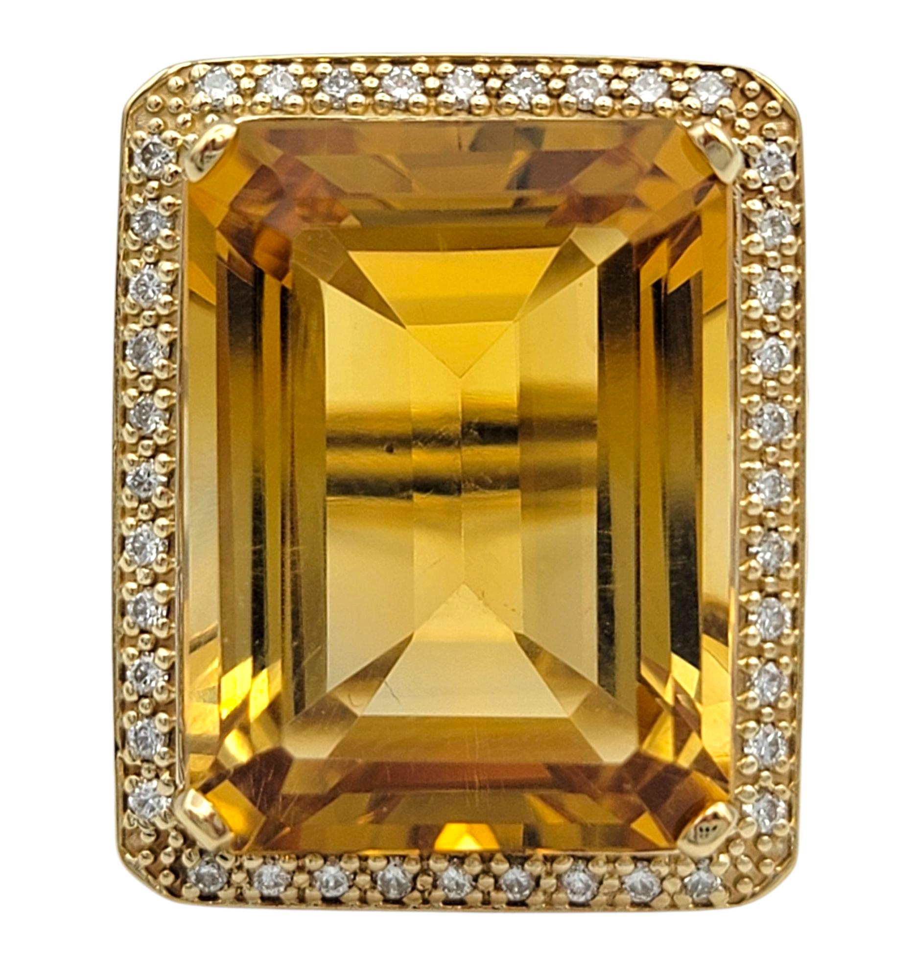 Tamaño del anillo: 7,5

Este atrevido anillo de cóctel gira en torno a un llamativo citrino talla esmeralda con un intenso tono amarillo anaranjado. Las nítidas líneas del gran citrino rectangular están enmarcadas por un resplandeciente halo de
