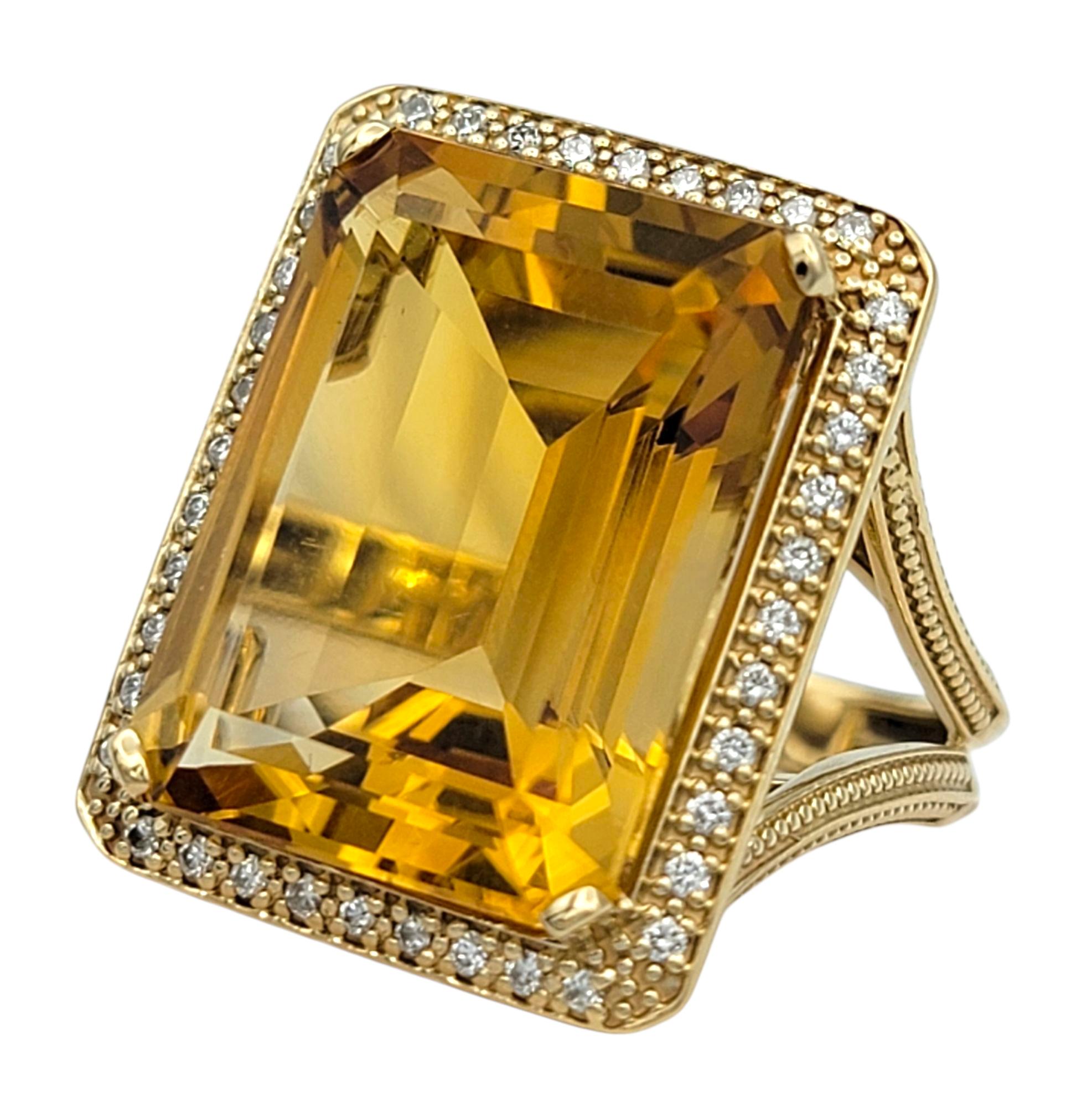 Anillo de cóctel de citrino talla esmeralda y halo de diamantes de 19,29 quilates en oro de 14 quilates Contemporáneo en venta