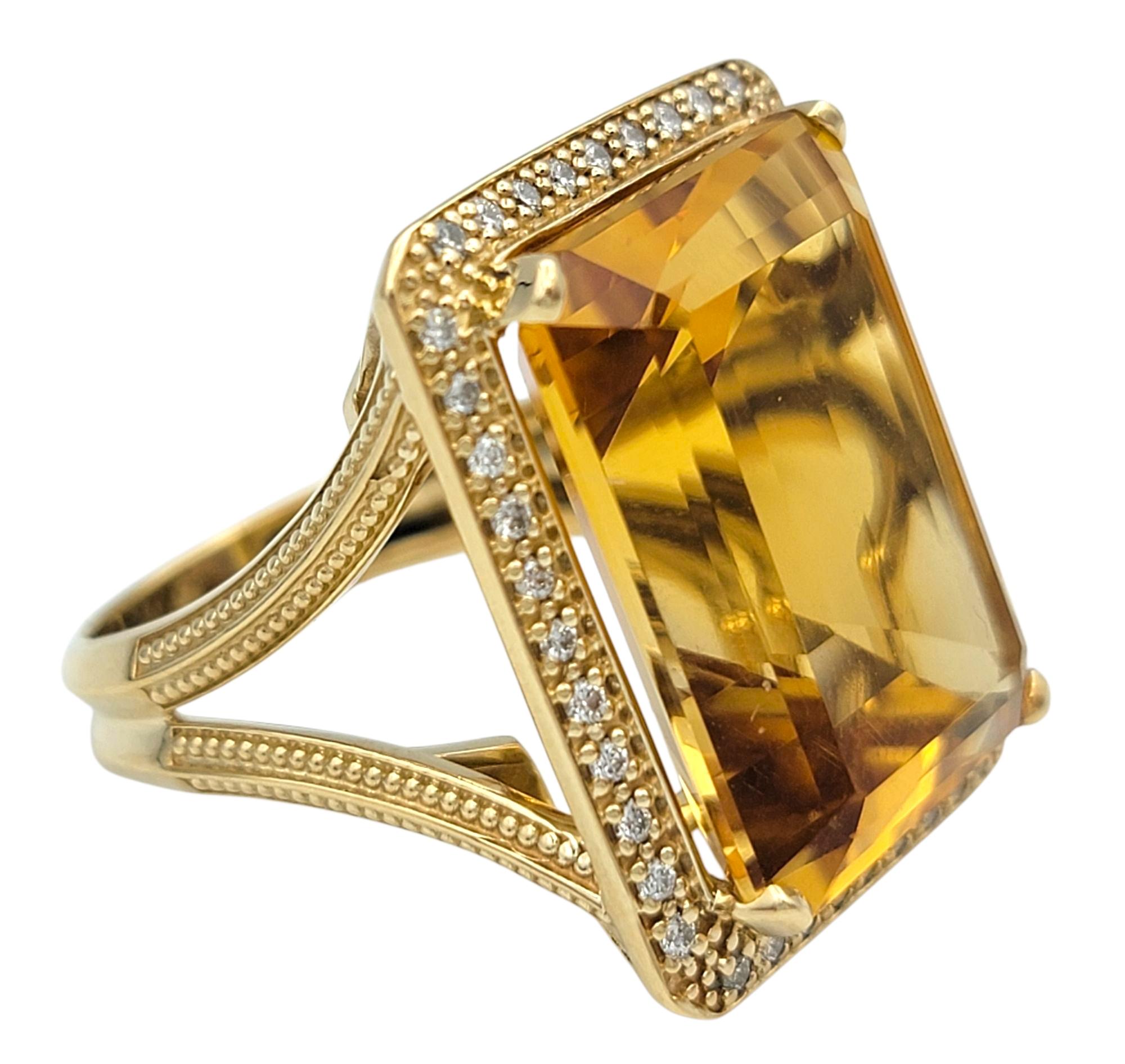 Anillo de cóctel de citrino talla esmeralda y halo de diamantes de 19,29 quilates en oro de 14 quilates Corte esmeralda en venta