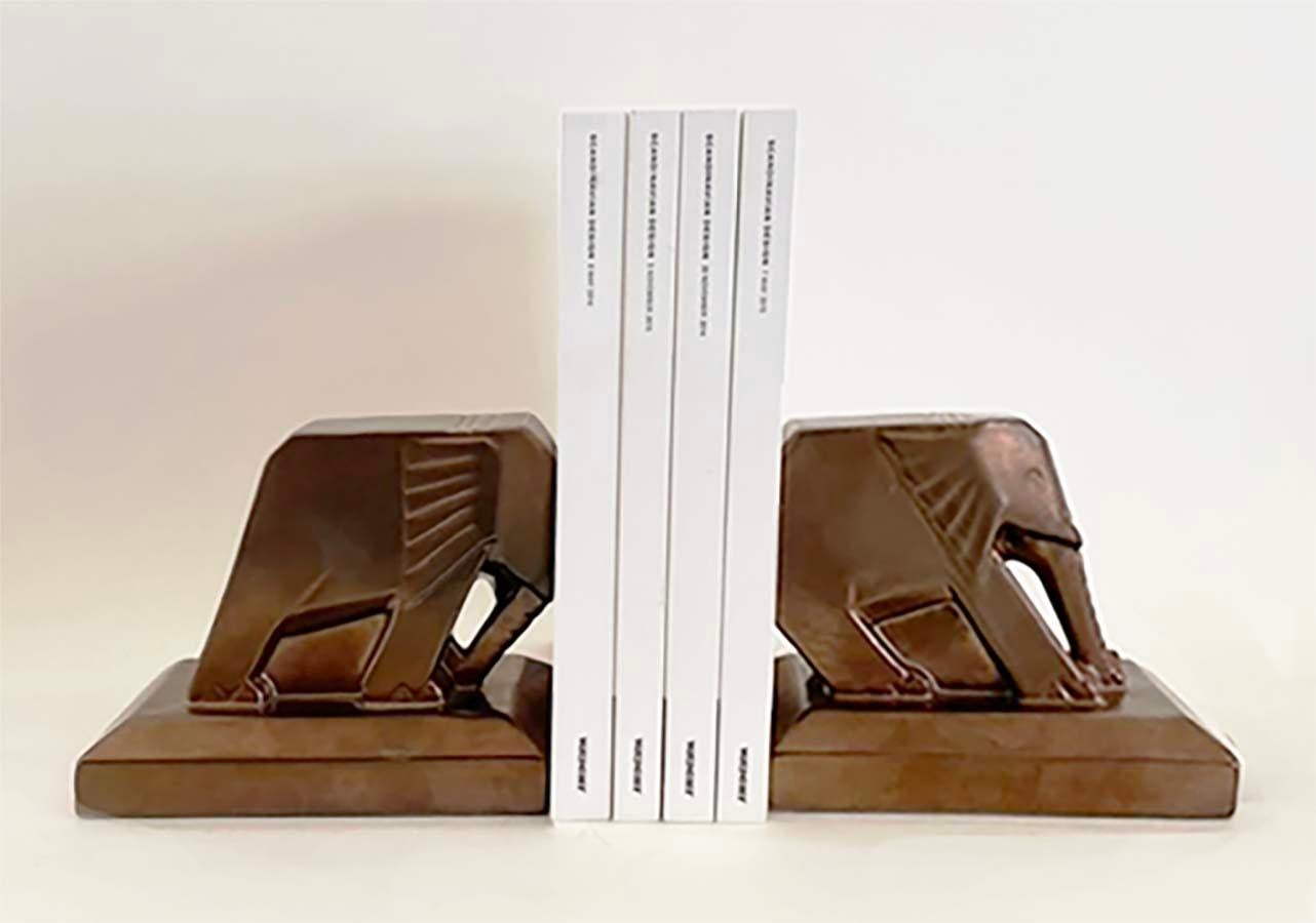 Voici une magnifique paire de serre-livres en forme d'éléphant 