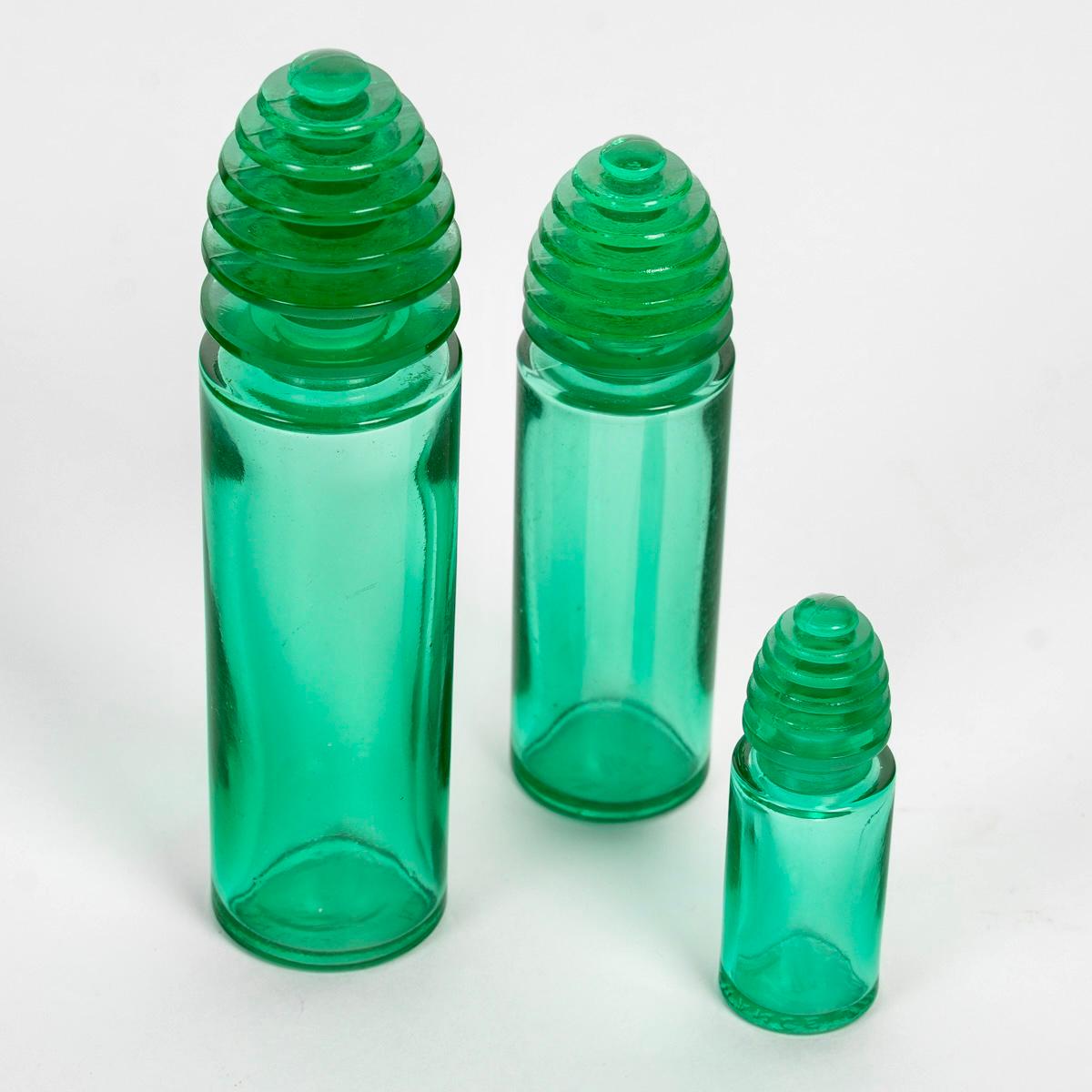 Set of three perfume bottles “Sans Adieu” made in emerald green glass by René Lalique in 1929 for Worth.
Molded signature on each bottle.

Perfect condition. Rare set including the three sizes made for this bottle.

height: 14 cm - 11 cm - 7