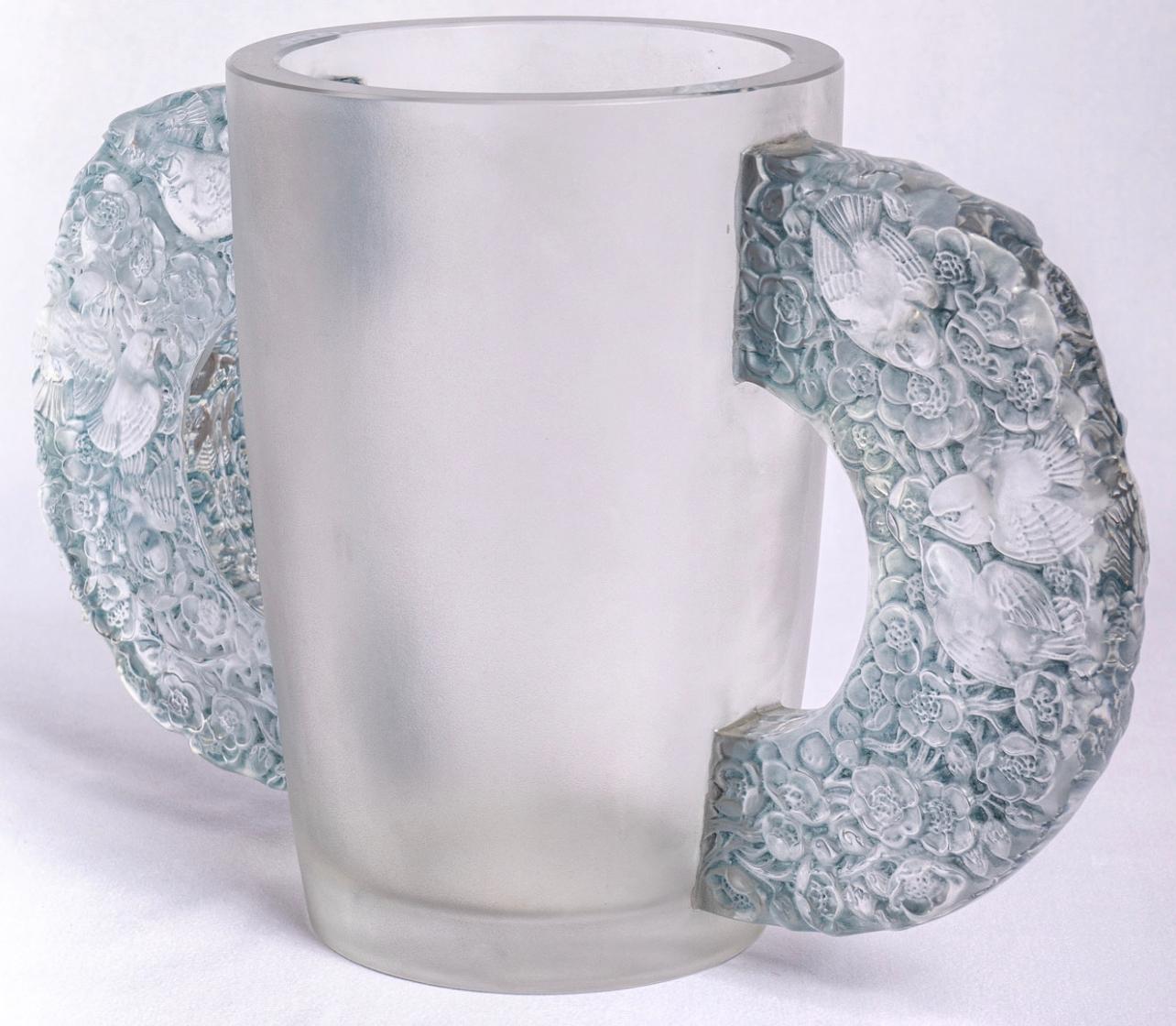 1929 René Lalique Art Deco Vase Petrarque Frosted Glass with Blue Patina In Good Condition In Boulogne Billancourt, FR
