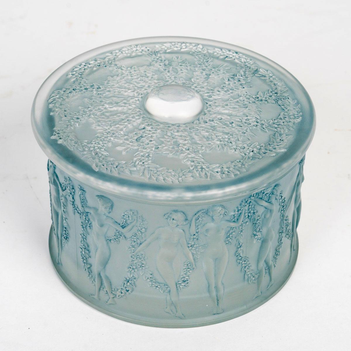 Art Deco 1929 René Lalique Box Figurines Et Guirlandes Glass with Blue Patina For Sale