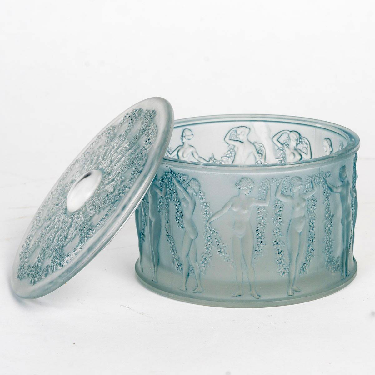 French 1929 René Lalique Box Figurines Et Guirlandes Glass with Blue Patina For Sale