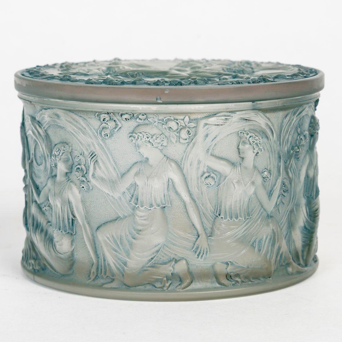 1929 René Lalique Box Figurines Et Voiles Glas mit blauer Patina (Art déco) im Angebot
