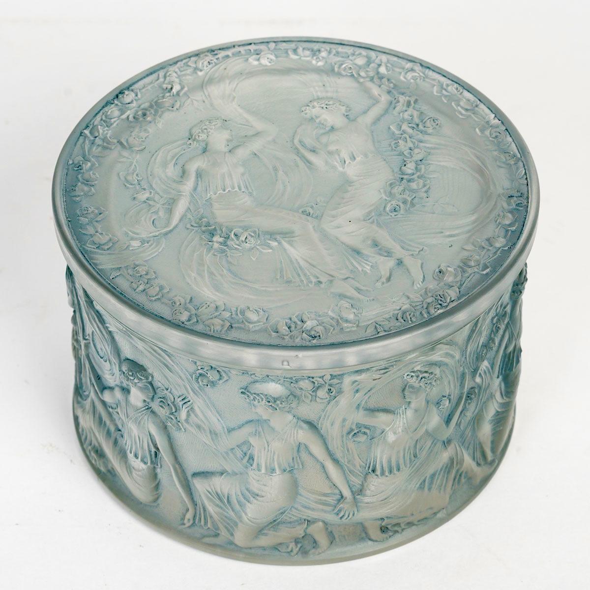 1929 René Lalique Box Figurines Et Voiles Glas mit blauer Patina (Französisch) im Angebot