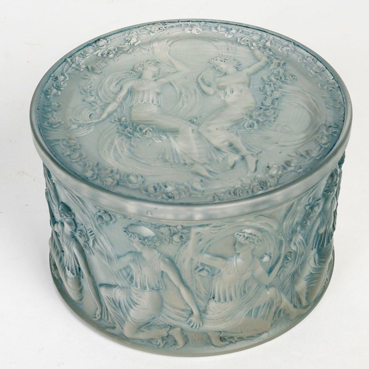 1929 René Lalique Box Figurines Et Voiles Glas mit blauer Patina (Geformt) im Angebot