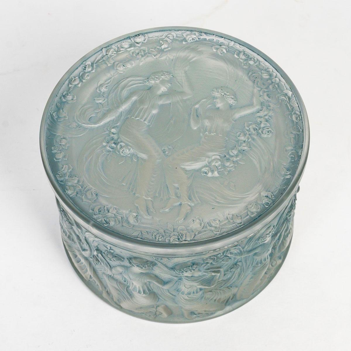 1929 René Lalique Box Figurines Et Voiles Glas mit blauer Patina im Zustand „Gut“ im Angebot in Boulogne Billancourt, FR