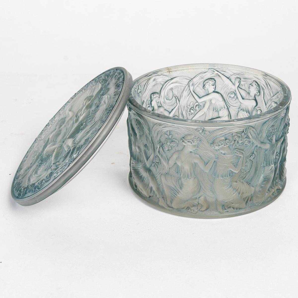 1929 René Lalique Box Figurines Et Voiles Glas mit blauer Patina (Frühes 20. Jahrhundert) im Angebot