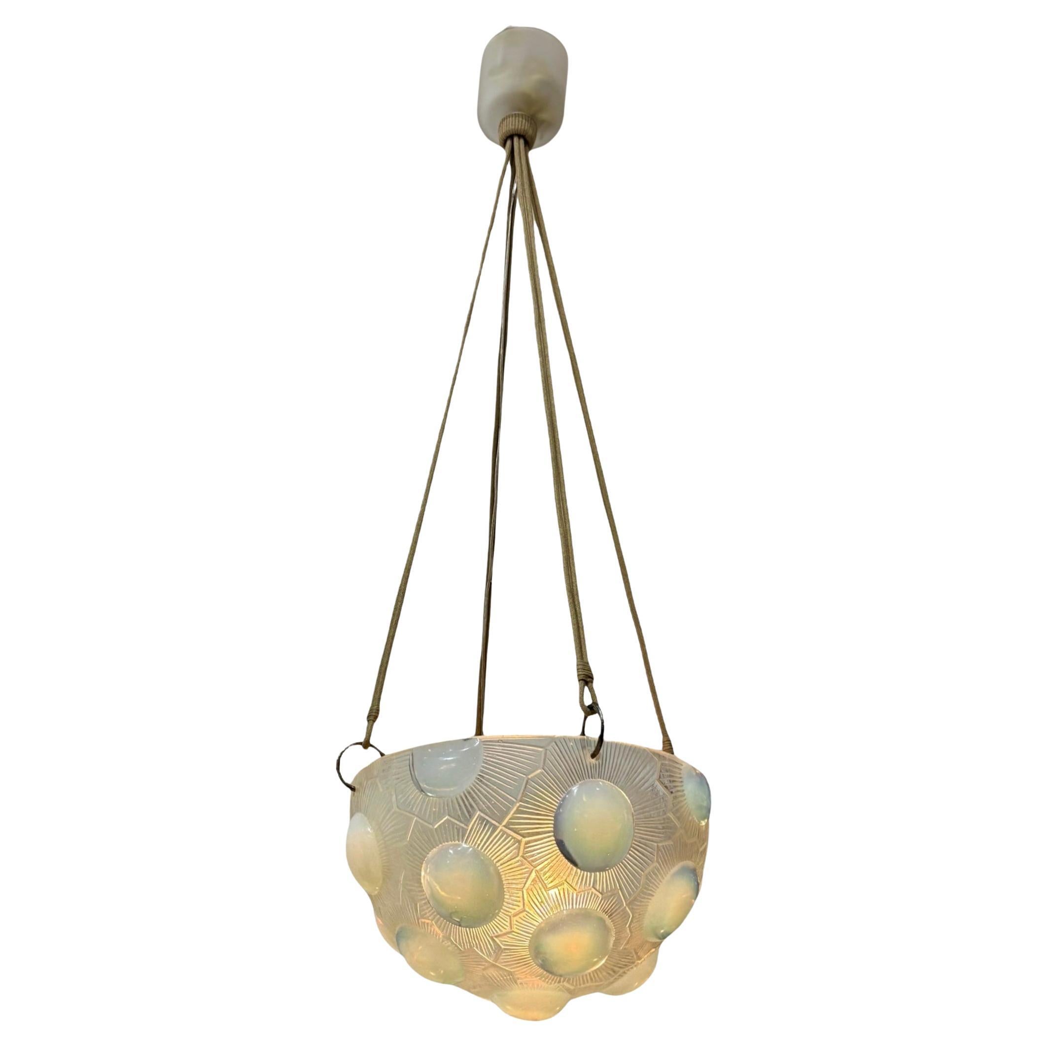1929 René Lalique, Luminaire de plafond Soleil Verre opalescent