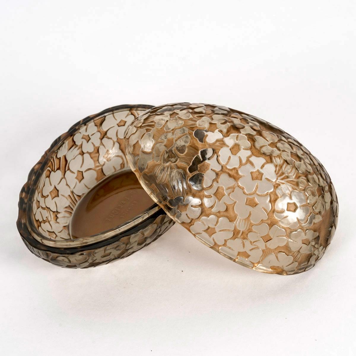 1929 René Lalique - Huevera Pervenche Vidrio ahumado gris con pátina sepia Art Decó en venta