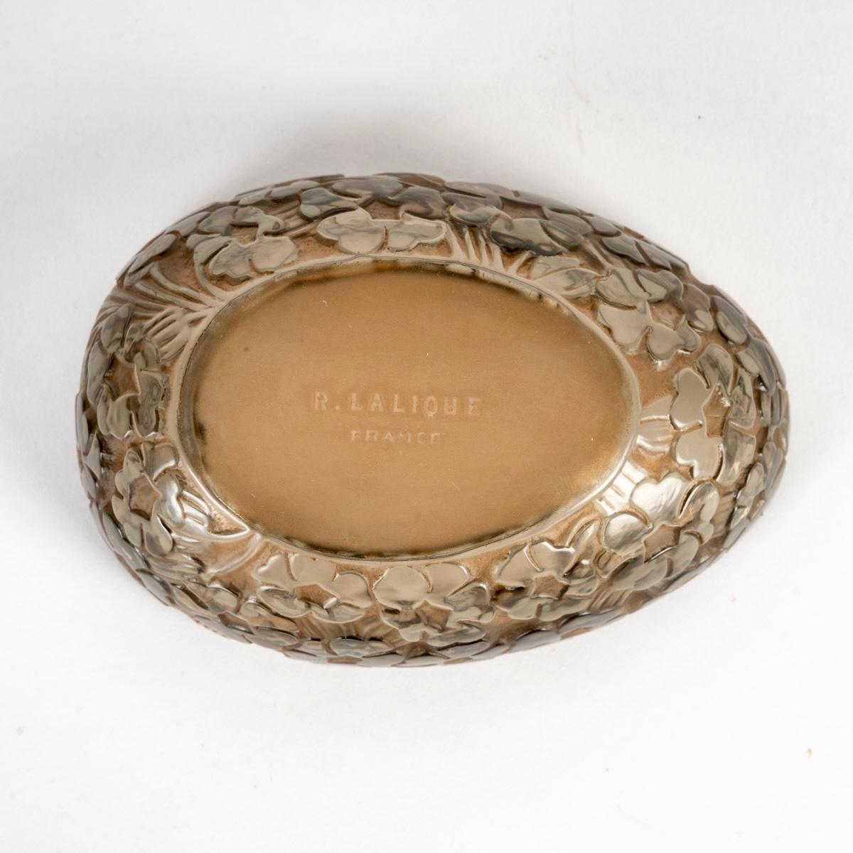 1929 René Lalique - Huevera Pervenche Vidrio ahumado gris con pátina sepia Francés en venta