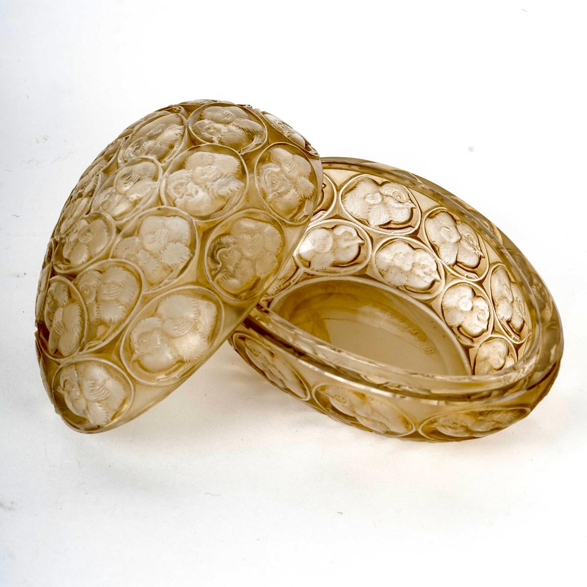 Art Déco 1929 René Lalique Egg Box Poussins Chicks Vetro con patina seppia in vendita