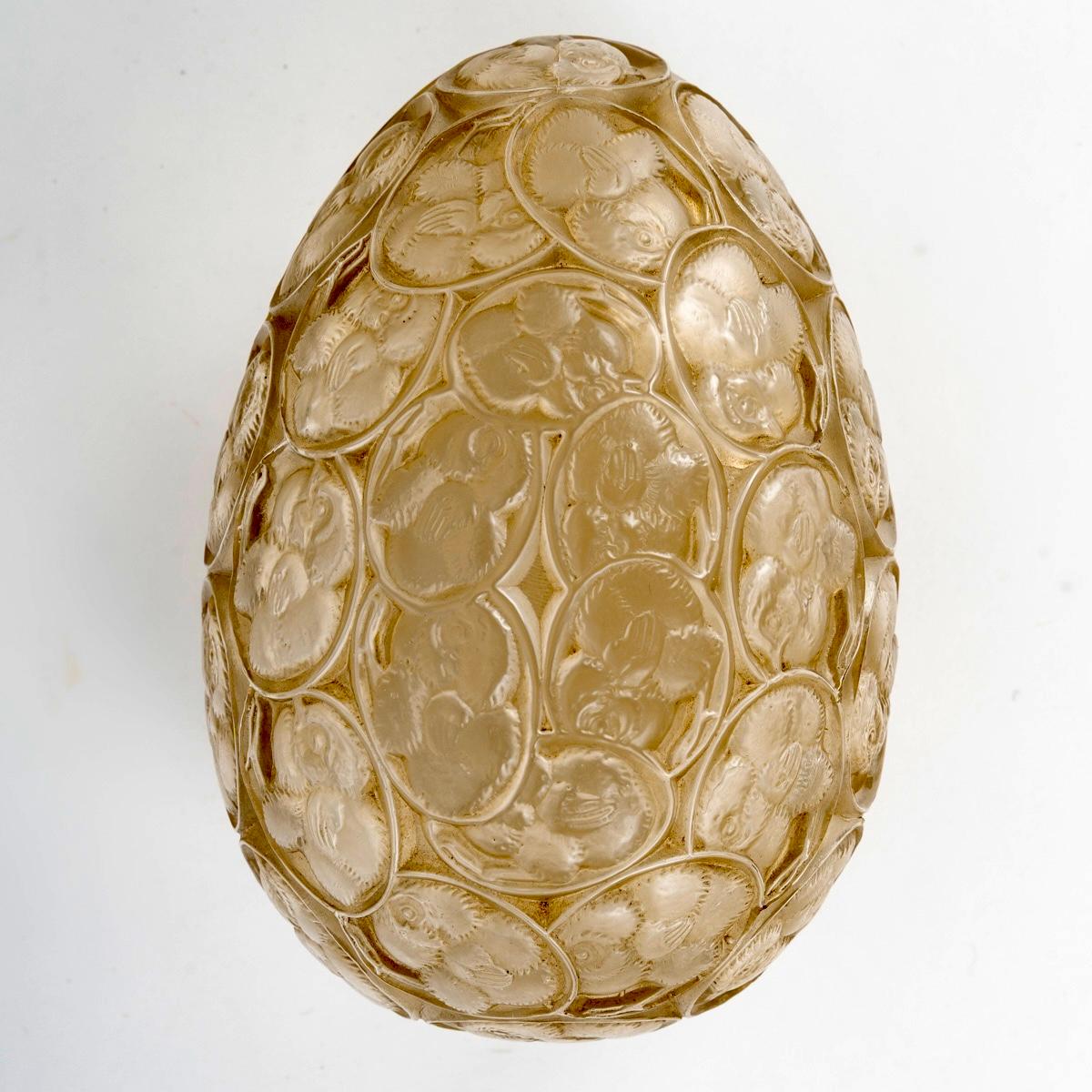 Francese 1929 René Lalique Egg Box Poussins Chicks Vetro con patina seppia in vendita