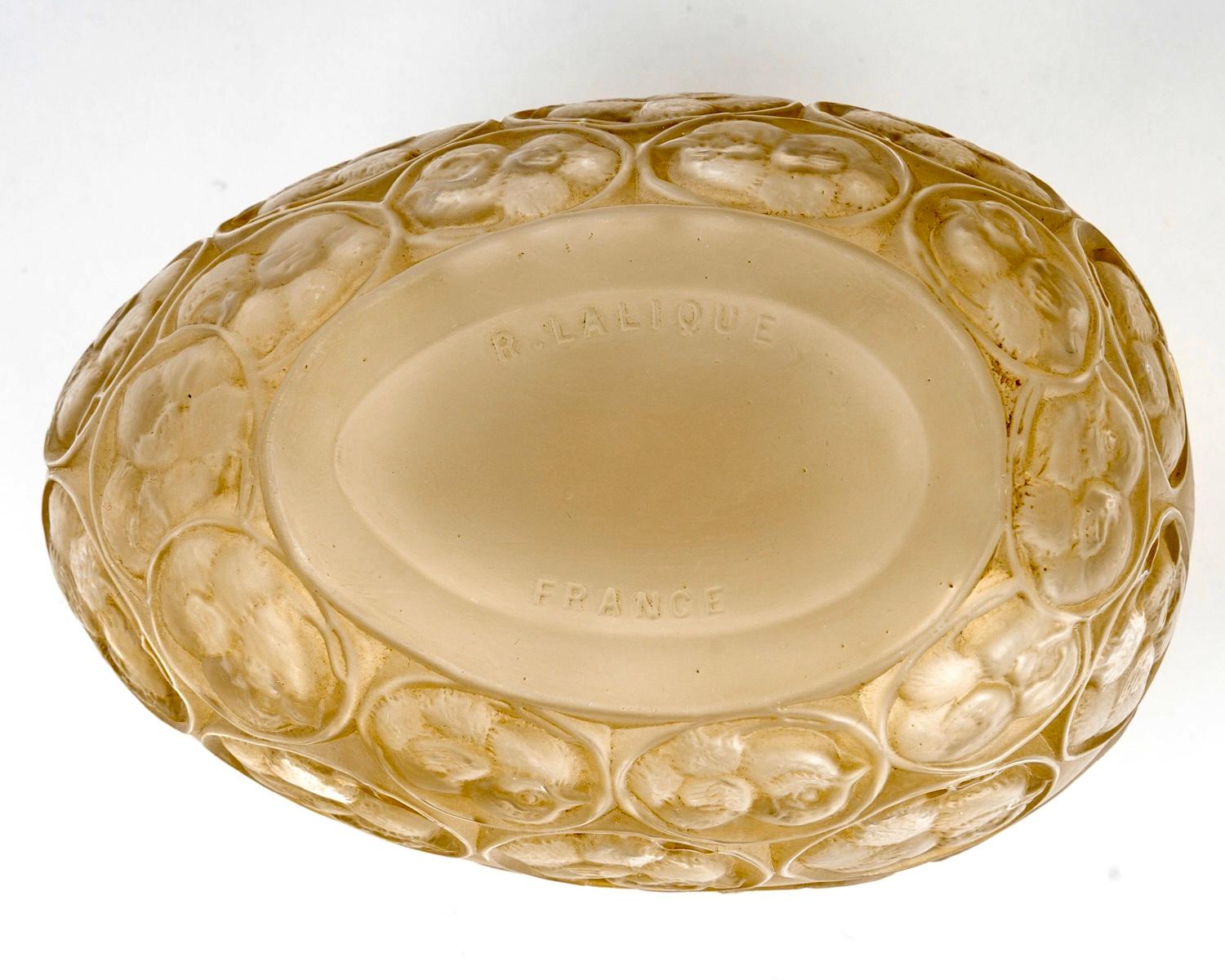 Stampato 1929 René Lalique Egg Box Poussins Chicks Vetro con patina seppia in vendita
