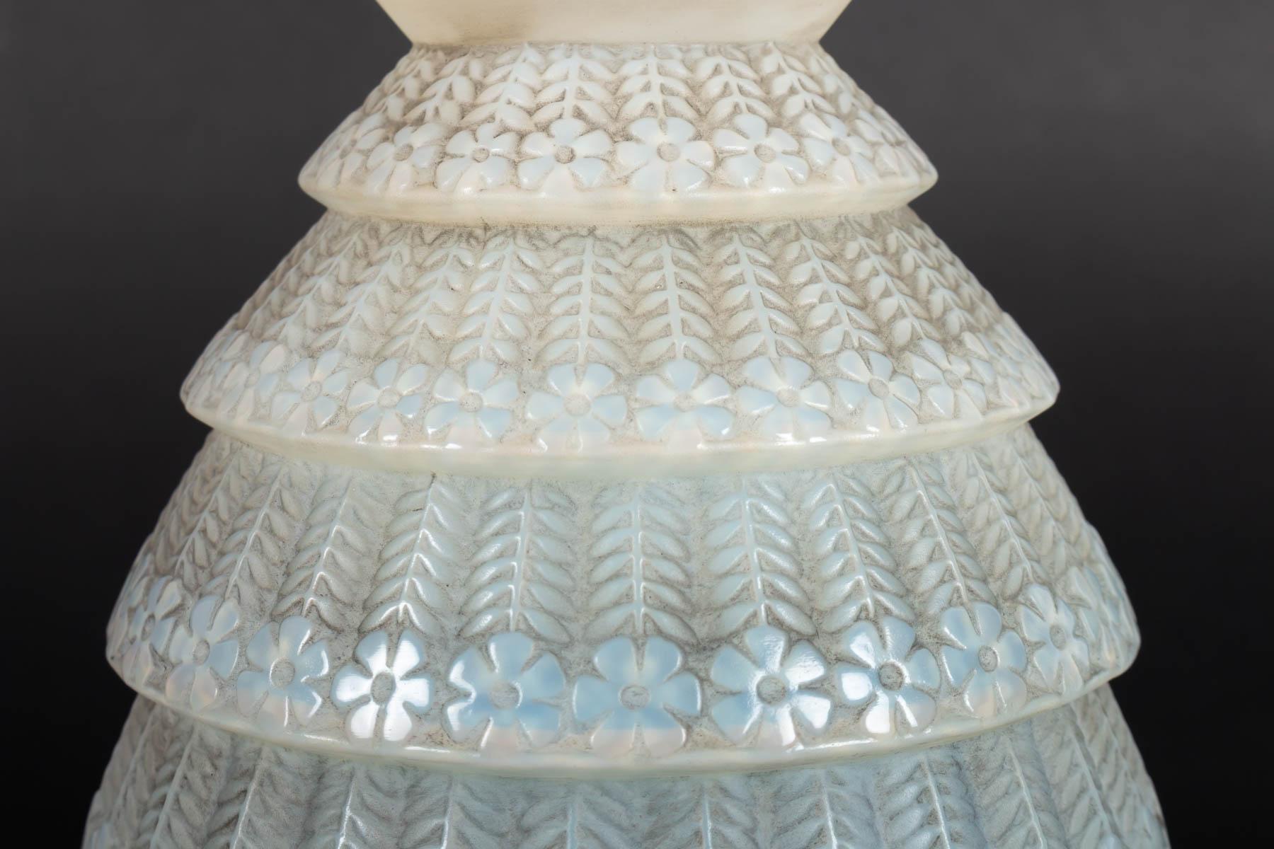 1929 René Lalique Ferrieres Vase in Cased Opalescent Glass with Grey Patina In Good Condition In Boulogne Billancourt, FR