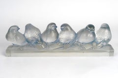 1929 René Lalique „Groupe de Six Moineaux“ – Dekoration aus Milchglas, Spatzenstatue
