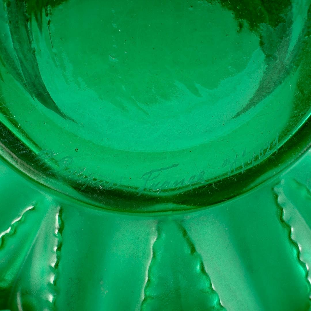 1929 Vase original René Lalique Languedoc en verre vert émeraude, feuilles de cactus Bon état à Boulogne Billancourt, FR
