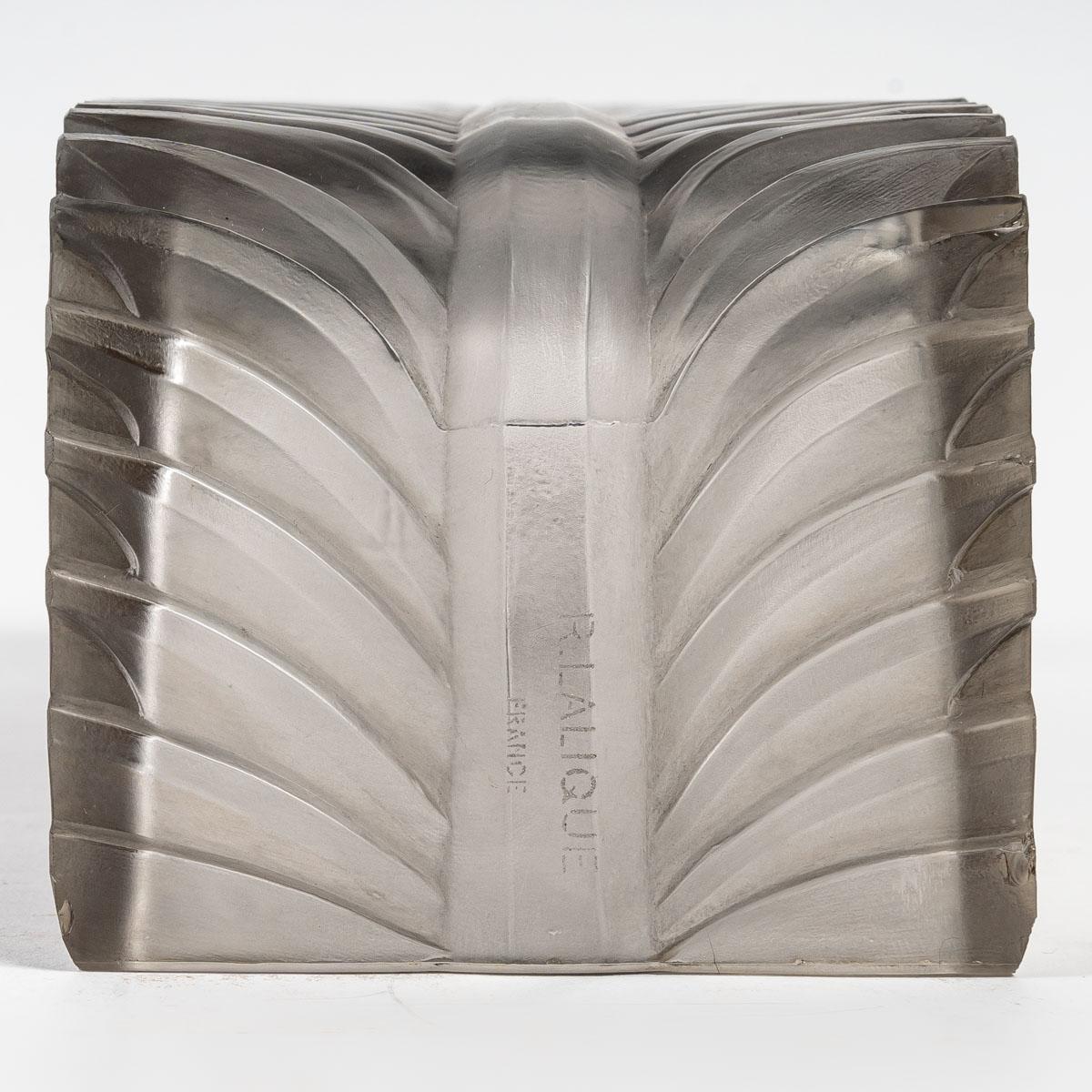 1929 René Lalique Pair of Art Deco Sconces Wall Lights Palmes Glass Grey Patina In Good Condition In Boulogne Billancourt, FR