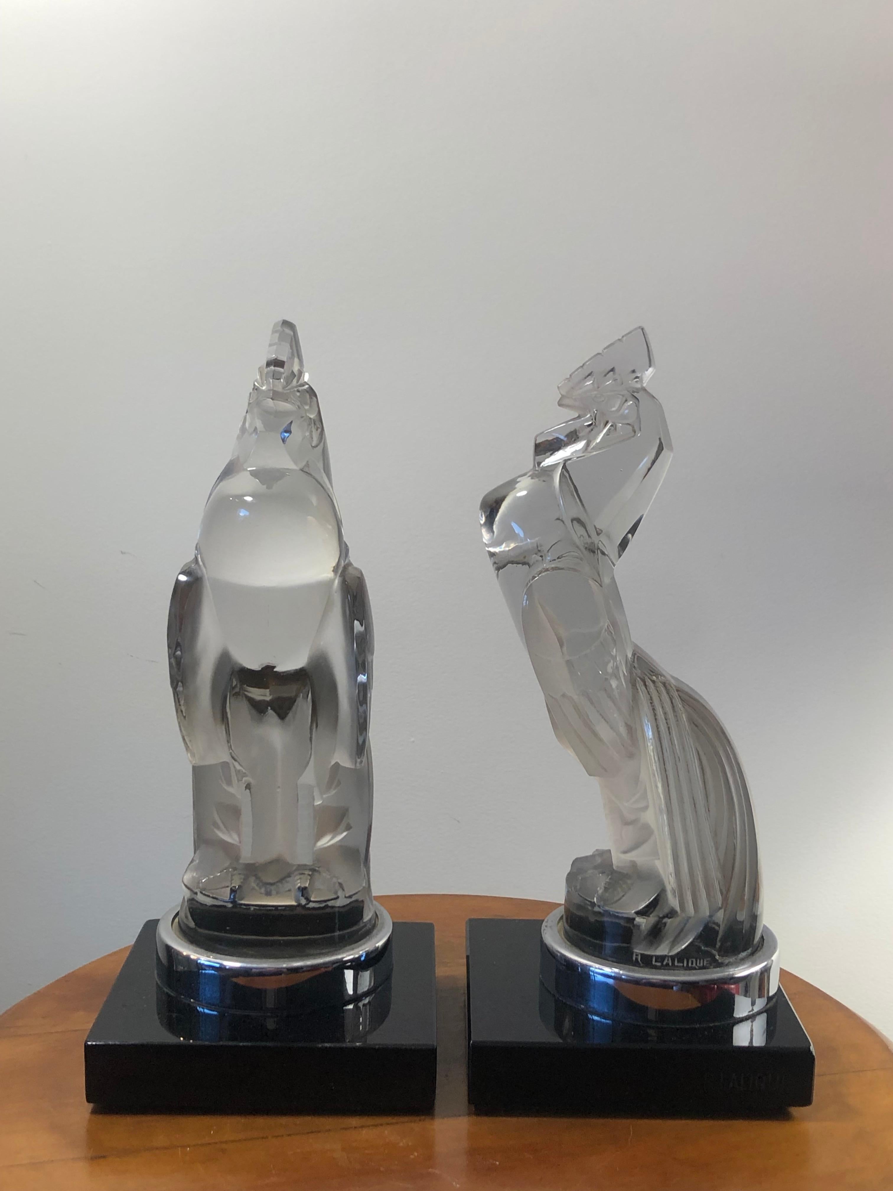 European 1929 Rene Lalique Pair of Coq Houdan Bookends on Black Glass Bases, Roosters