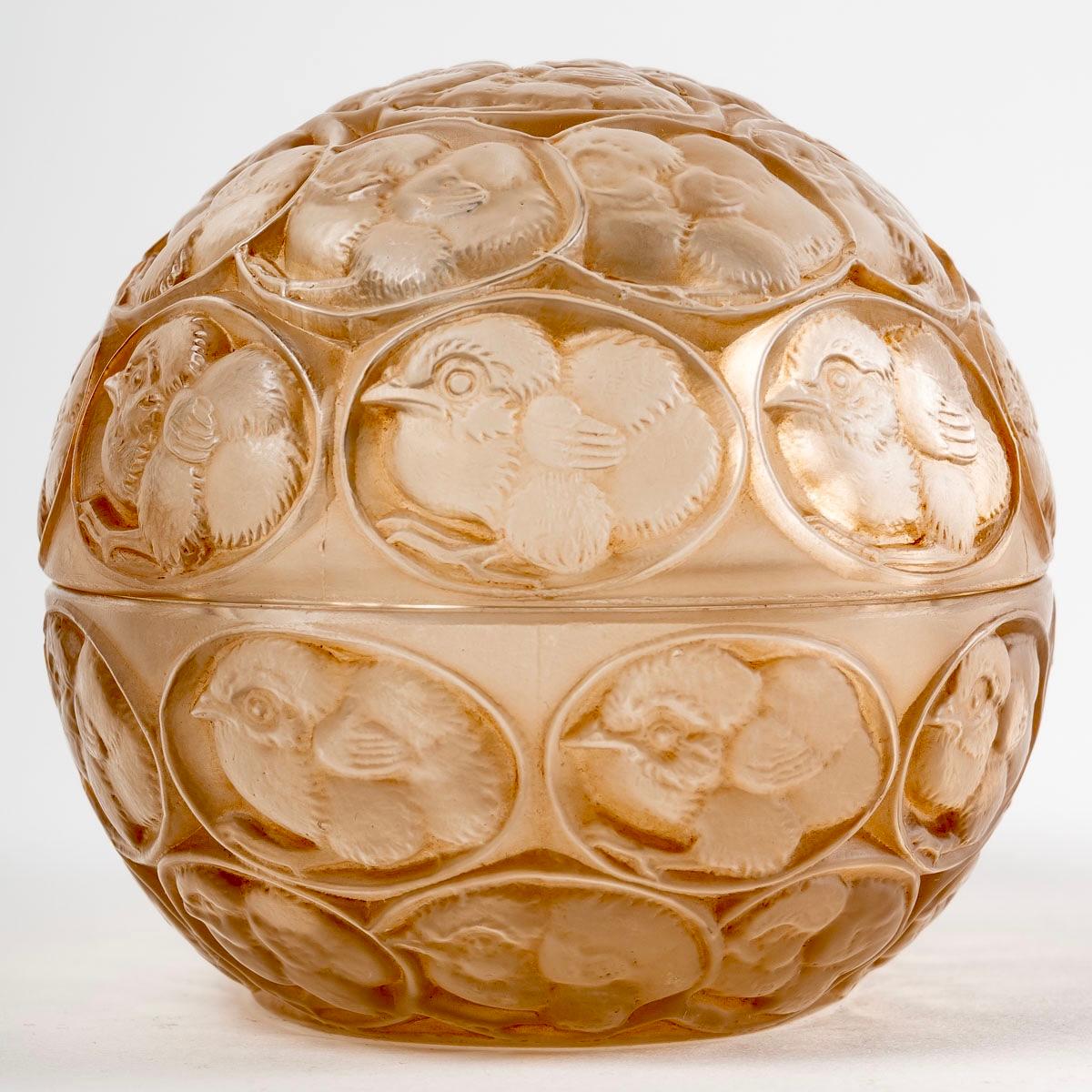 French 1929 René Lalique Poussins Egg Box Frosted Glass Sepia Patina, Chicks