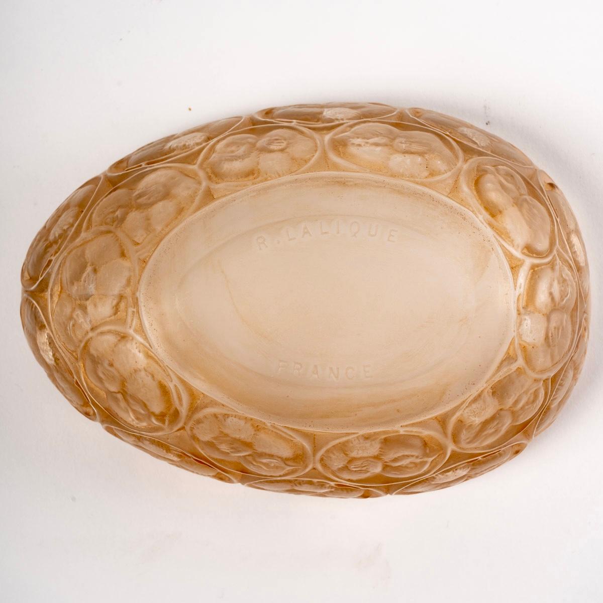 1929 René Lalique Poussins Egg Box Frosted Glass Sepia Patina, Chicks In Good Condition In Boulogne Billancourt, FR