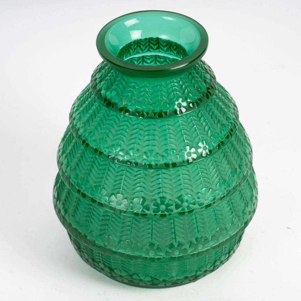 Art Deco 1929 René Lalique - Vase Ferrieres Emerald Green Glass For Sale