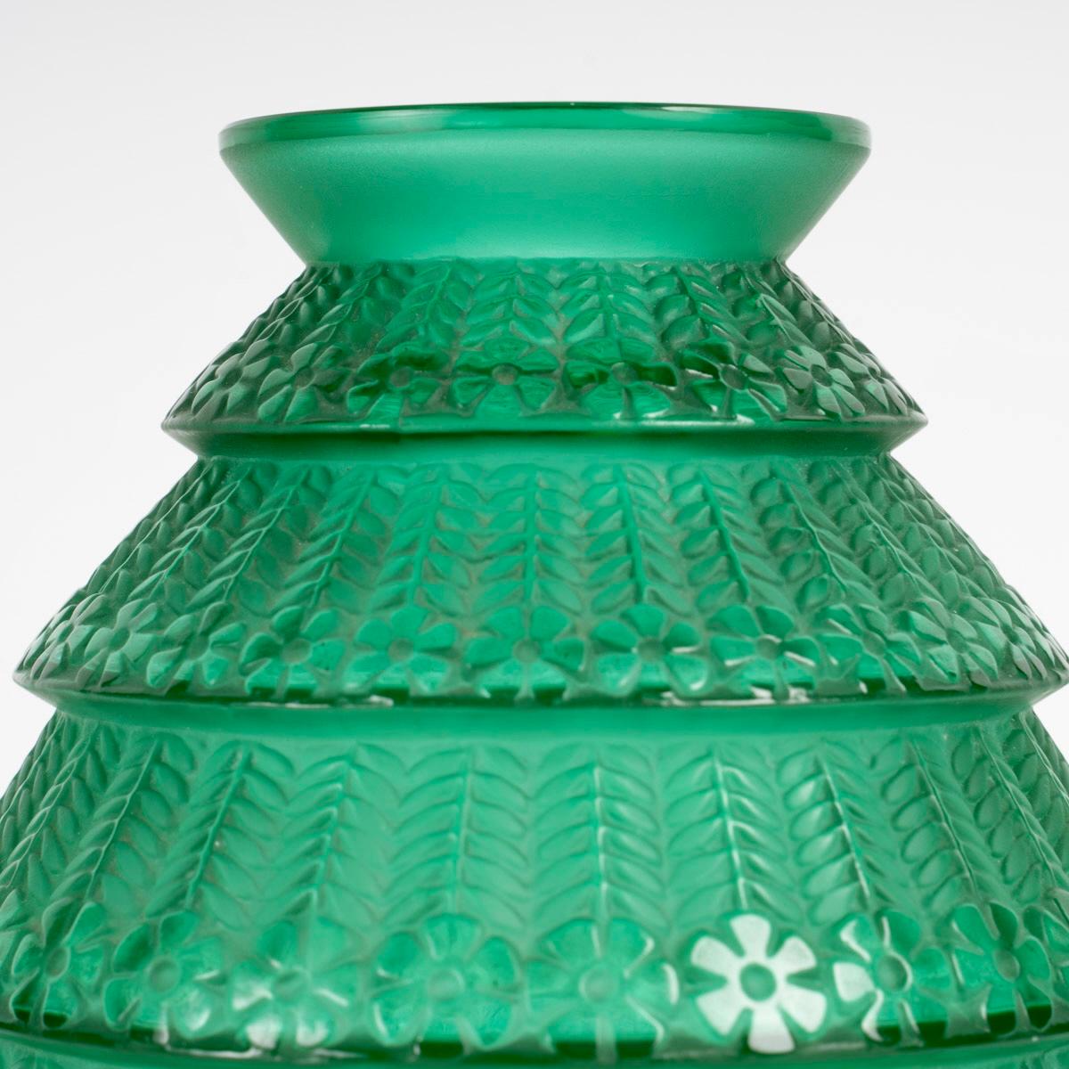 Francese 1929 René Lalique - Vaso Ferrieres in vetro verde smeraldo in vendita
