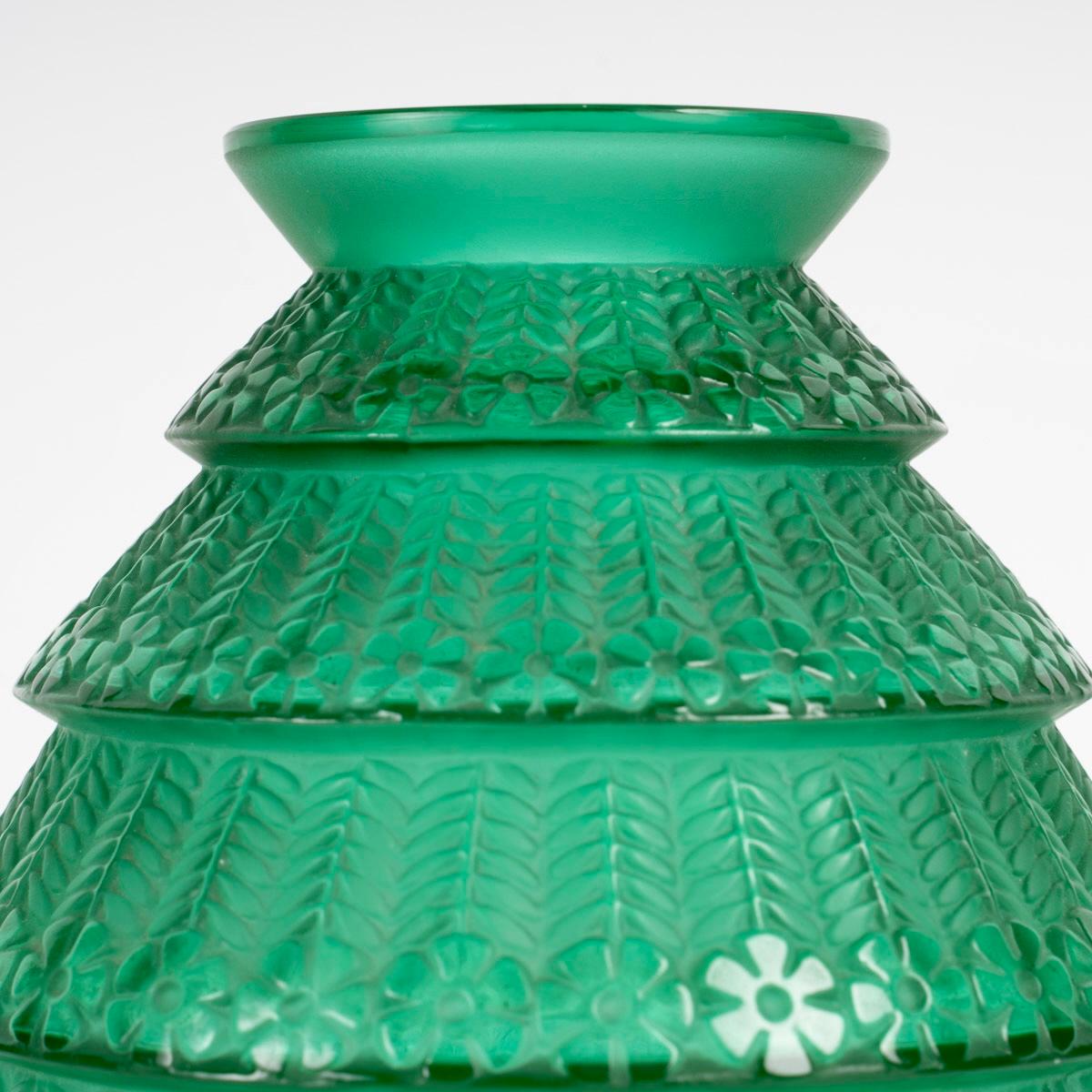 French 1929 René Lalique - Vase Ferrieres Emerald Green Glass For Sale