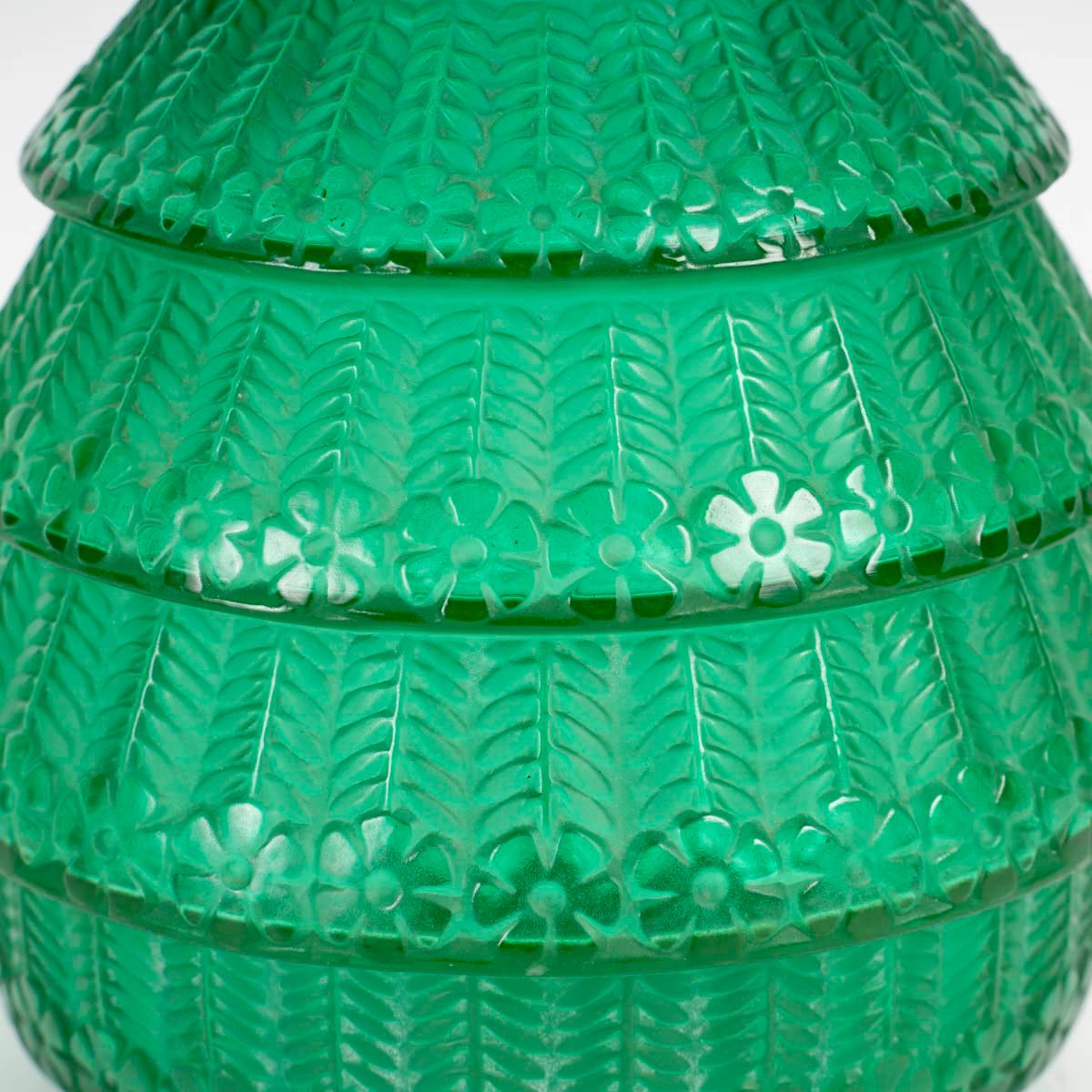 1929 René Lalique - Vase Ferrieres Smaragdgrünes Glas (Geformt) im Angebot