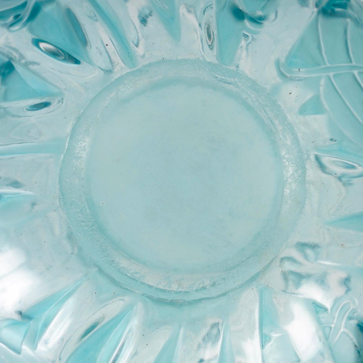 1929 René Lalique Vase Mailand Milchglas mit elektrisch blauer Patina (Französisch)