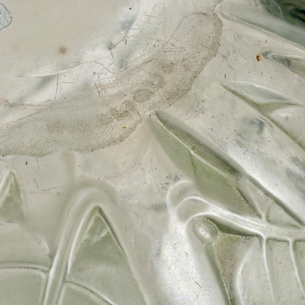 1929 Rene Lalique-Vase, Mailand, mattiertes Glas mit grüner Patina (Geformt) im Angebot