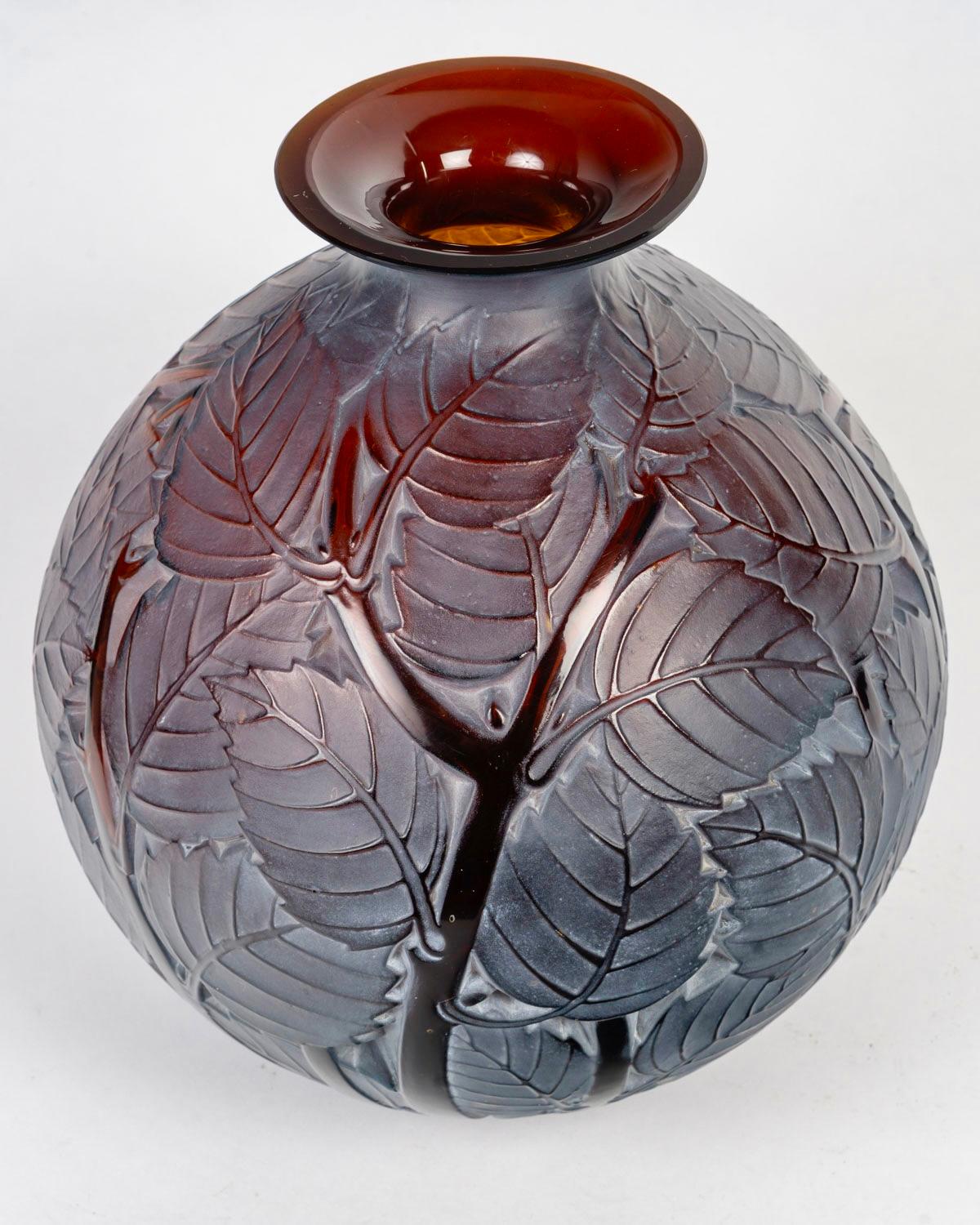 Art Déco 1929 René Lalique - Vaso Milano in vetro rosso ambrato con patina bianca in vendita