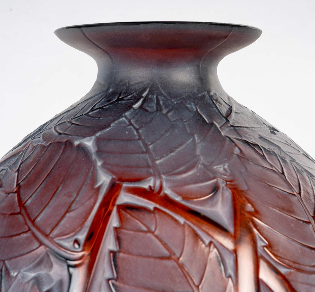 Francese 1929 René Lalique - Vaso Milano in vetro rosso ambrato con patina bianca in vendita
