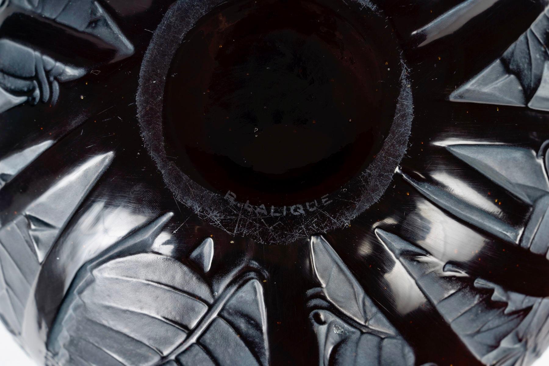 Stampato 1929 René Lalique - Vaso Milano in vetro rosso ambrato con patina bianca in vendita
