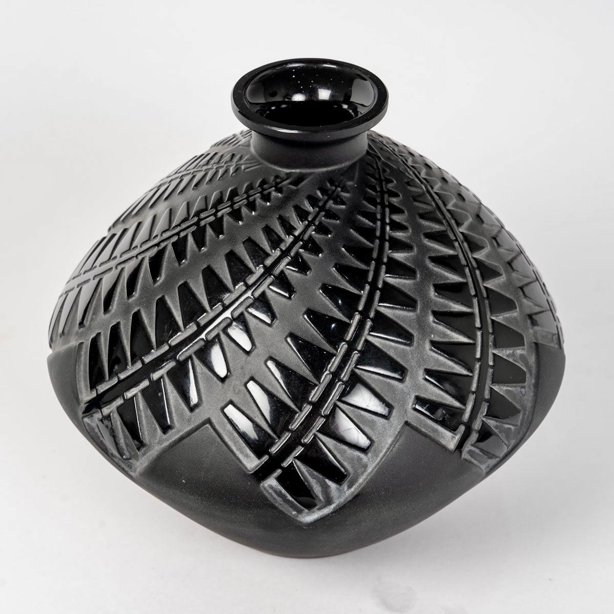 Art Deco 1929 Rene Lalique Vase Montargis Black Glass with White Patina For Sale
