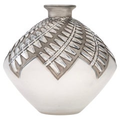 Vase Rene Lalique de Montargis en verre dépoli avec patine grise, 1929