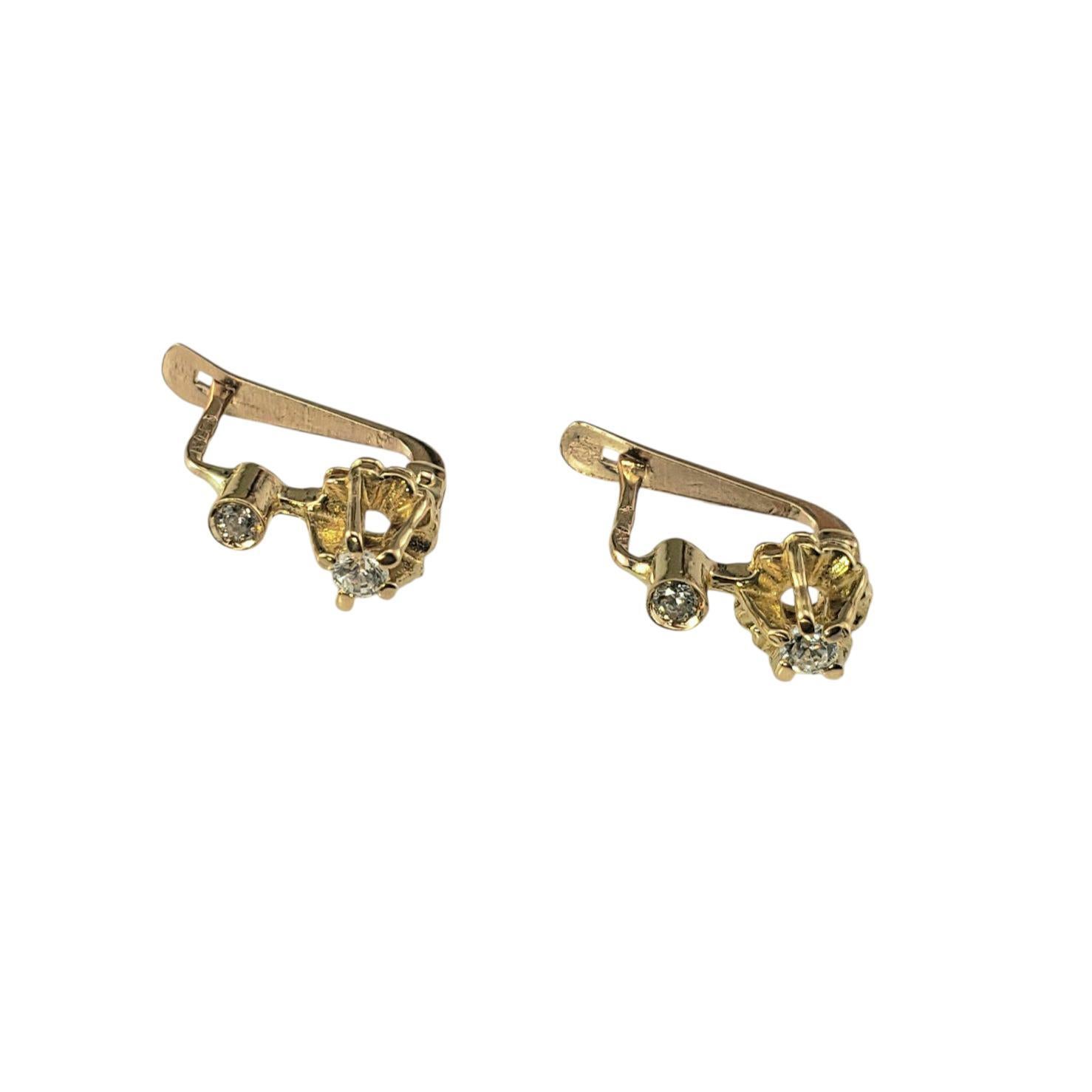 Boucles d'oreilles à levier en or jaune 19.2K et diamants-

Ces élégantes boucles d'oreilles présentent chacune deux diamants de taille brillante sertis dans de l'or jaune 19,2 carats magnifiquement détaillé. Idéales pour tous les jours ou pour les