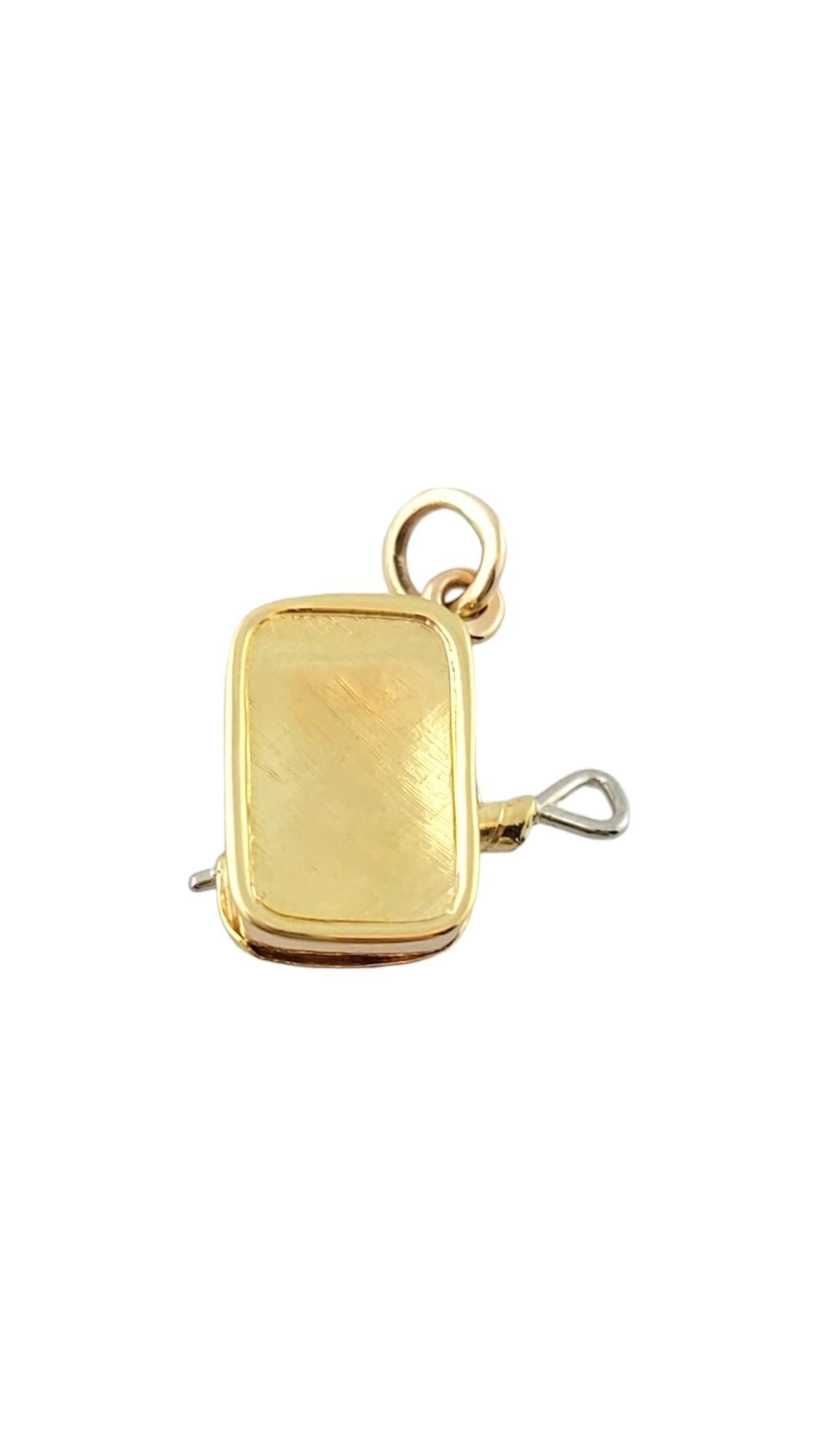 Vintage 19.2K Gelbgold Sardine Box Charme

Dieser Sardinendosen-Charme hat es in sich! Er zeigt verschlungene Fischmotive in einer halb geöffneten Sardinendose aus 19,2 Karat Gelbgold.

Punze: SARDINHAS PORTUGAL .800

Gewicht: 2,61 g/ 1,68